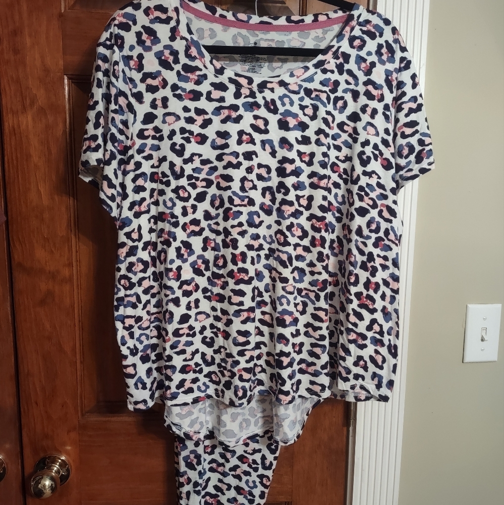 Women's Animal print pajama set in EUC